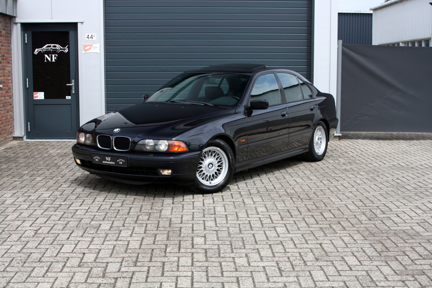 BMW-528i-Sedan-E39-1997-8SFL00-001.JPG