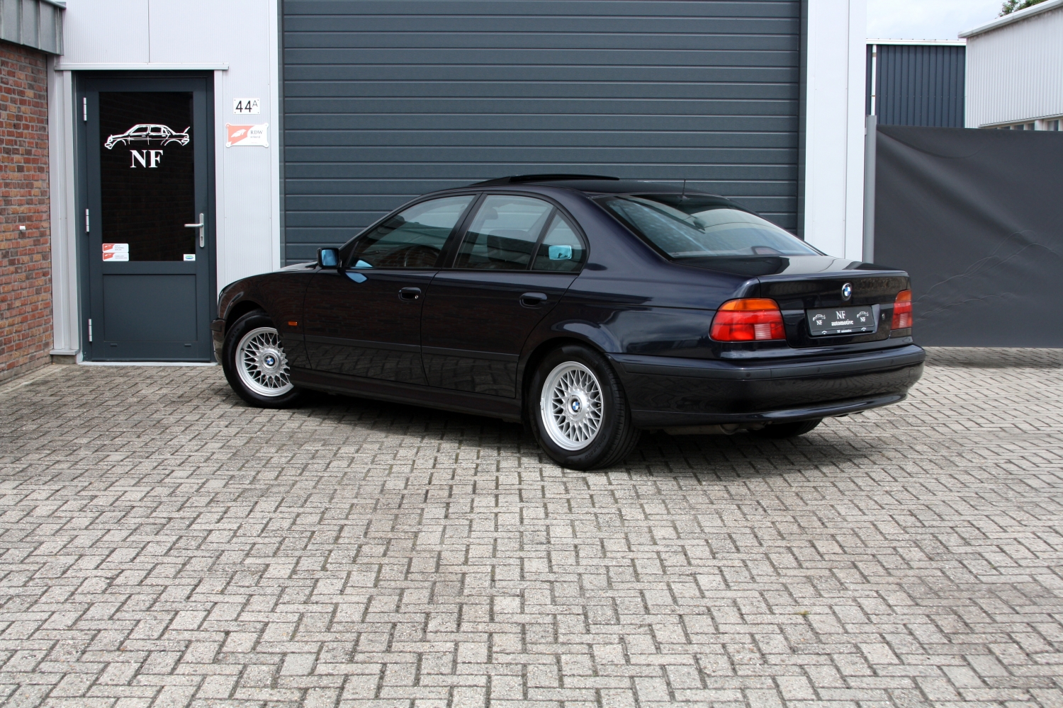 BMW-528i-Sedan-E39-1997-8SFL00-004.JPG
