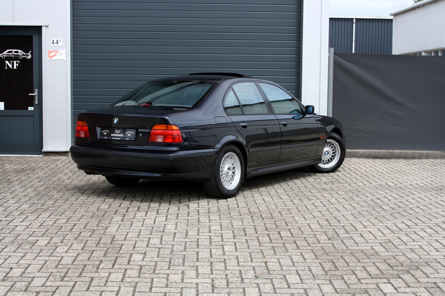 BMW-528i-Sedan-E39-1997-8SFL00-005.JPG