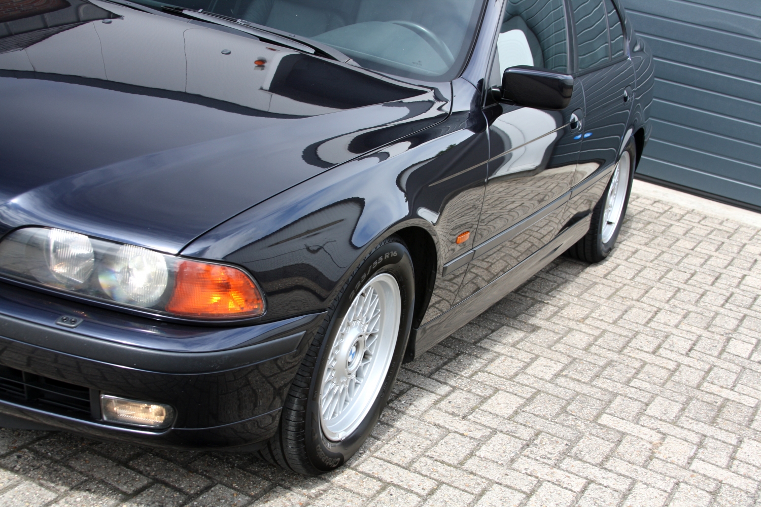 BMW-528i-Sedan-E39-1997-8SFL00-008.JPG