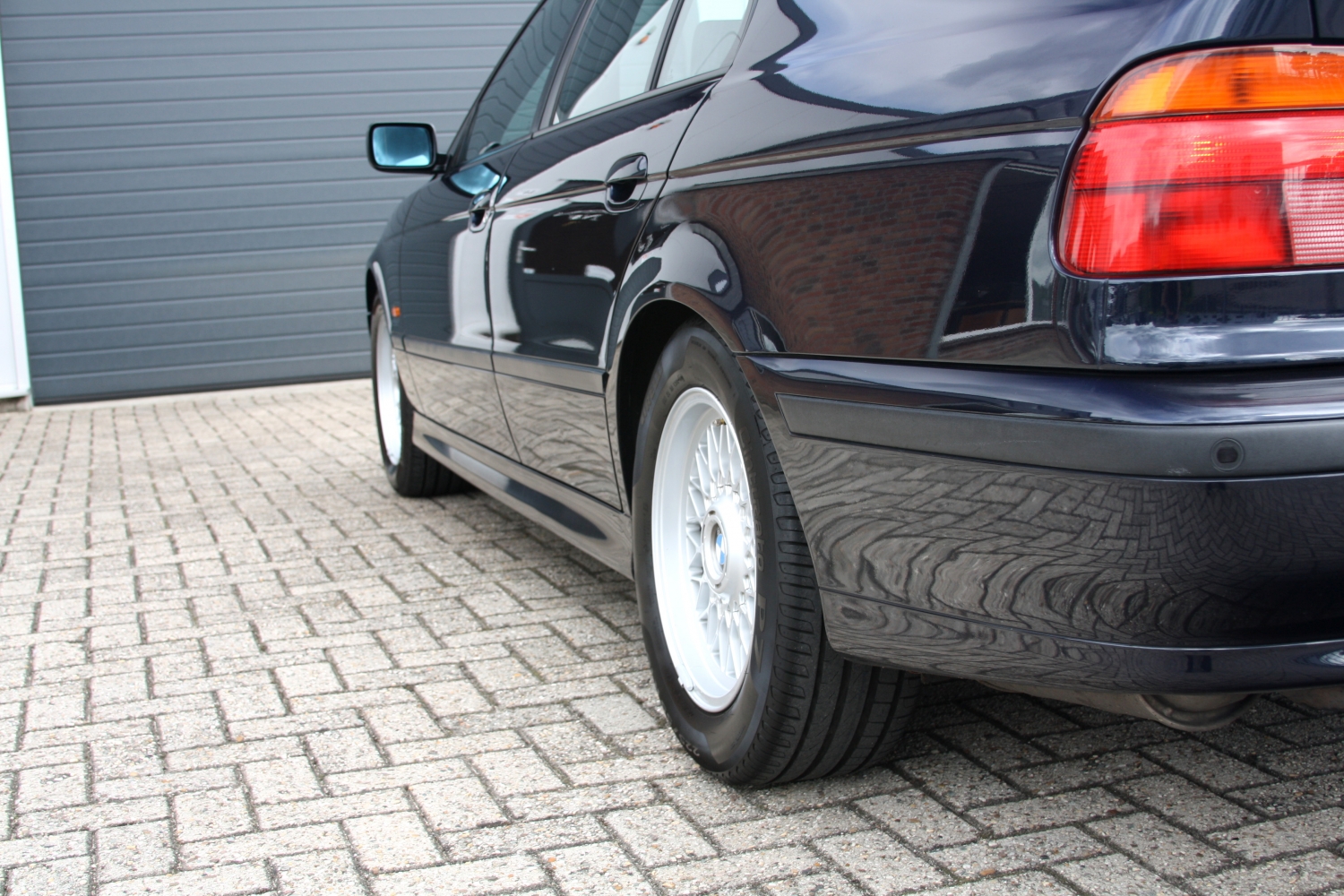 BMW-528i-Sedan-E39-1997-8SFL00-043.JPG