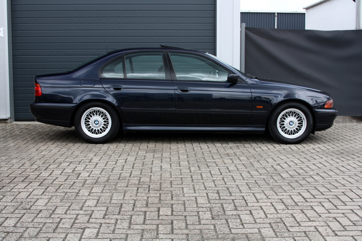 BMW-528i-Sedan-E39-1997-8SFL00-045.JPG