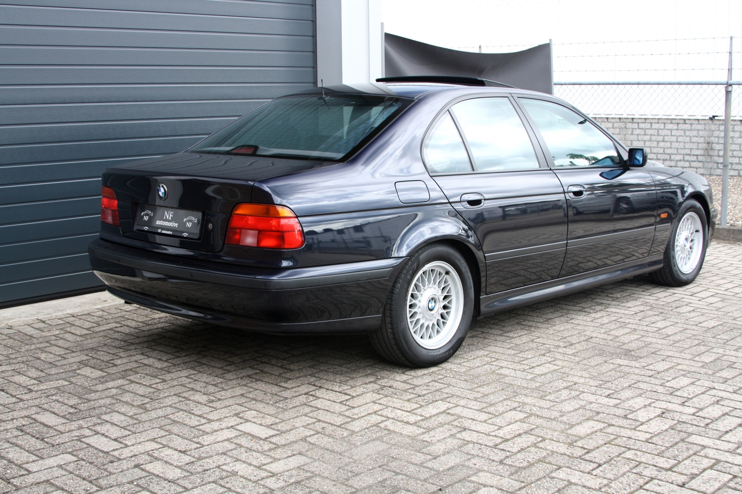 BMW-528i-Sedan-E39-1997-8SFL00-046.JPG