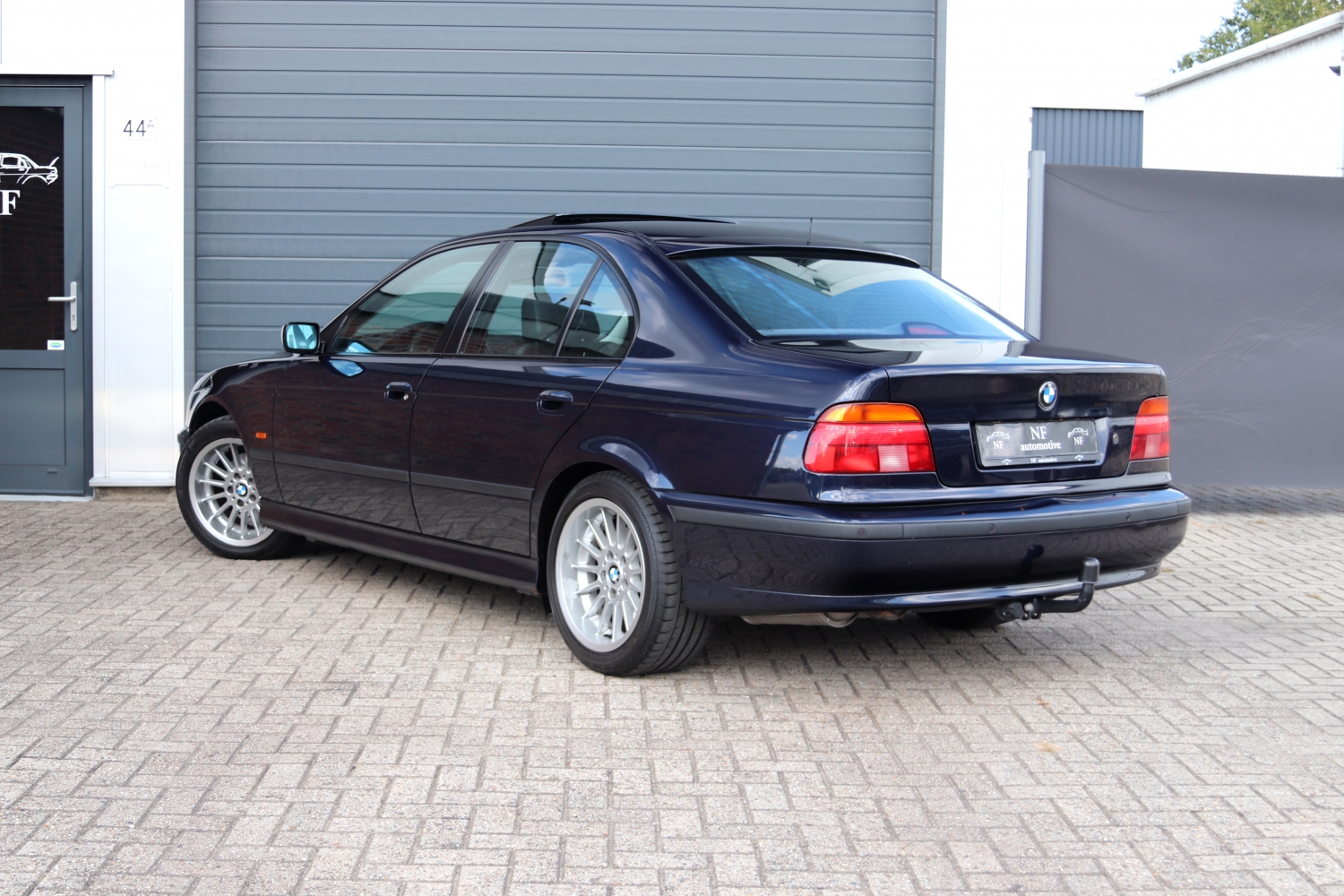 BMW-528i-Sedan-E39-1998-013.JPG