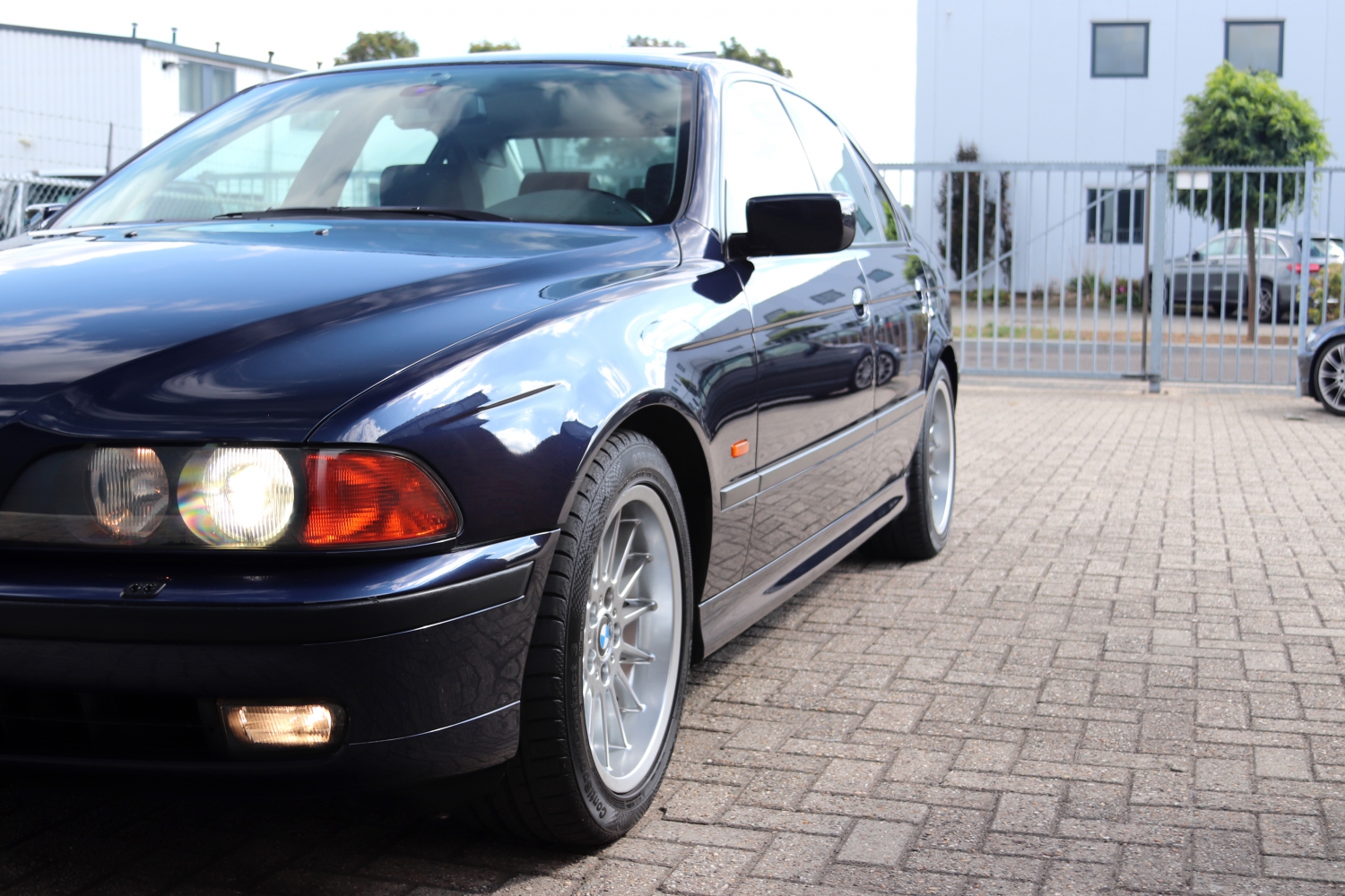 BMW-528i-Sedan-E39-1998-094.JPG