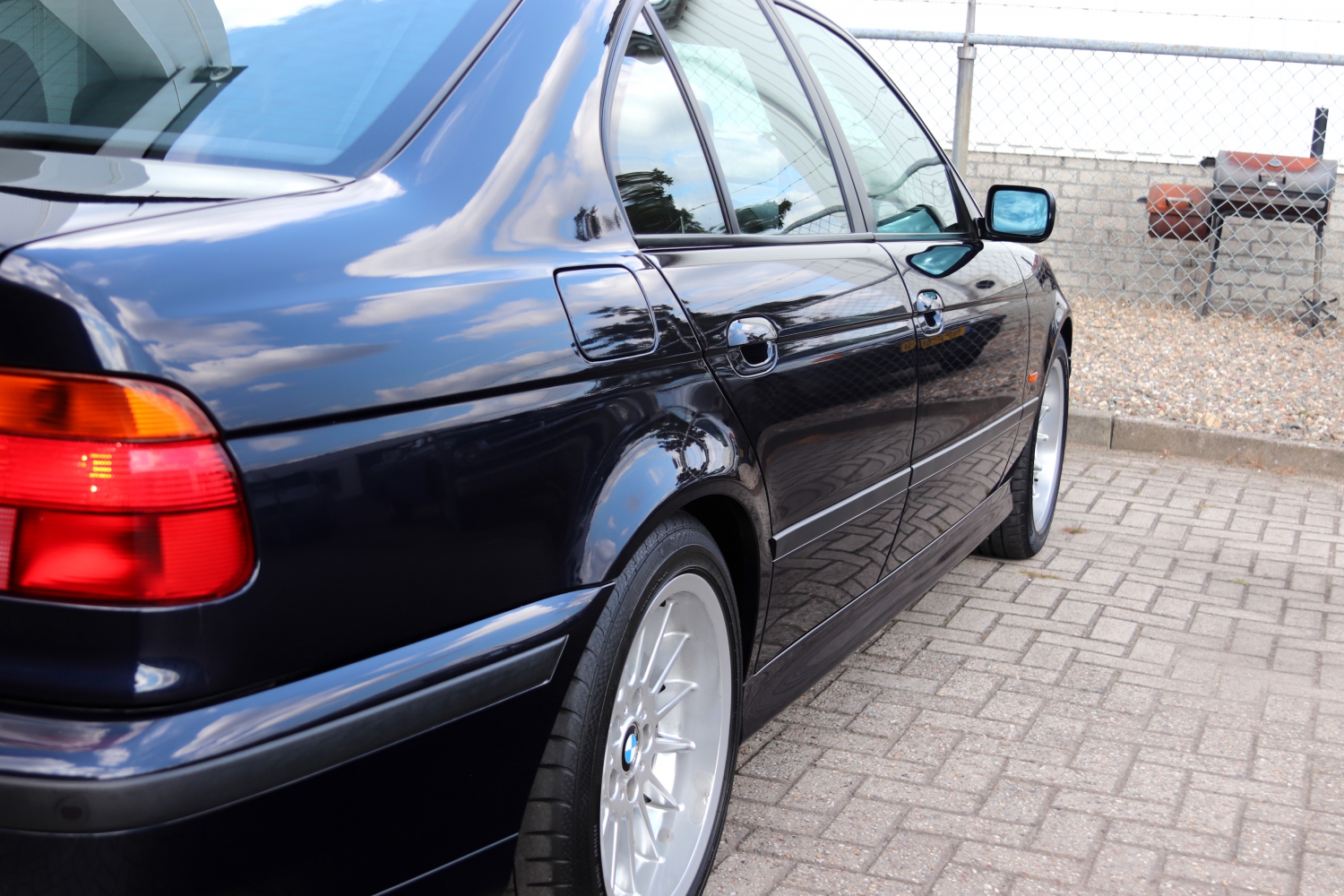 BMW-528i-Sedan-E39-1998-096.JPG