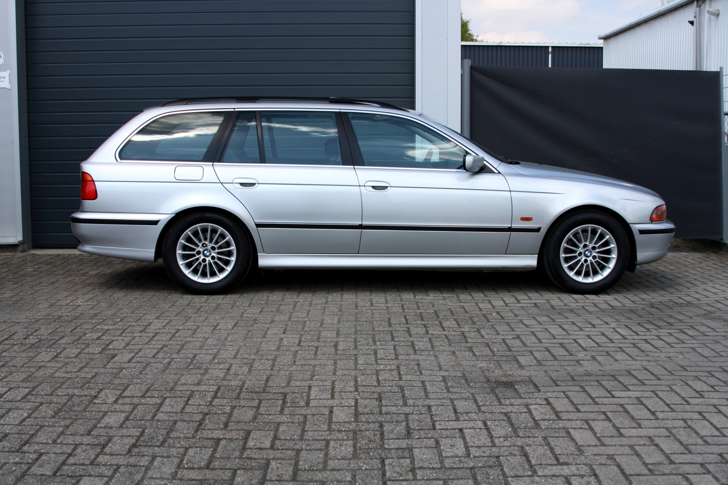 BMW-528i-Touring-E39-1998-036.JPG