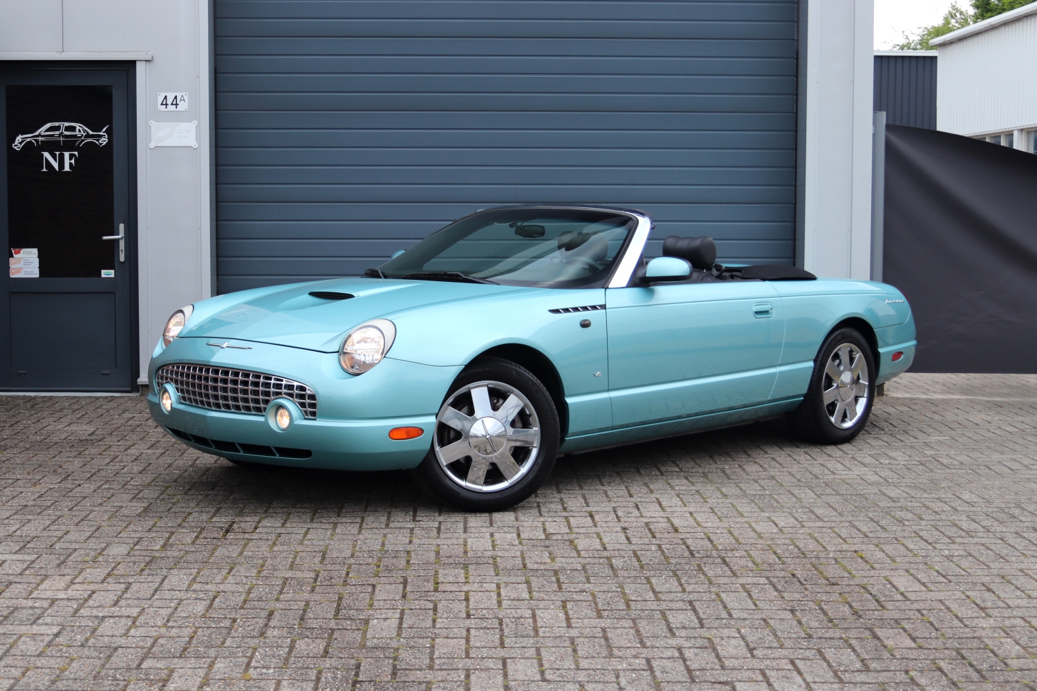 Ford-Thunderbird-2002-05NNH3-065.JPG