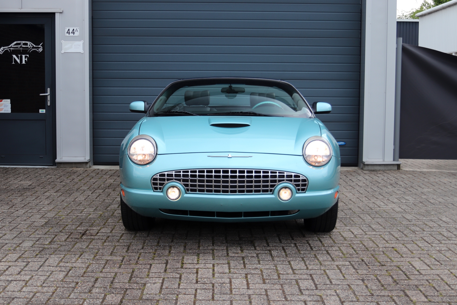 Ford-Thunderbird-2002-05NNH3-066.JPG
