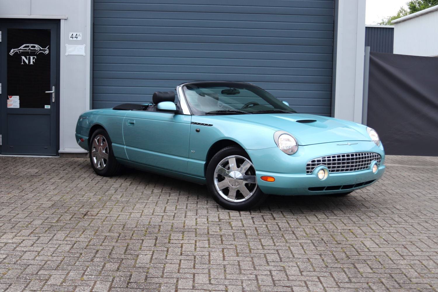 Ford-Thunderbird-2002-05NNH3-069.JPG