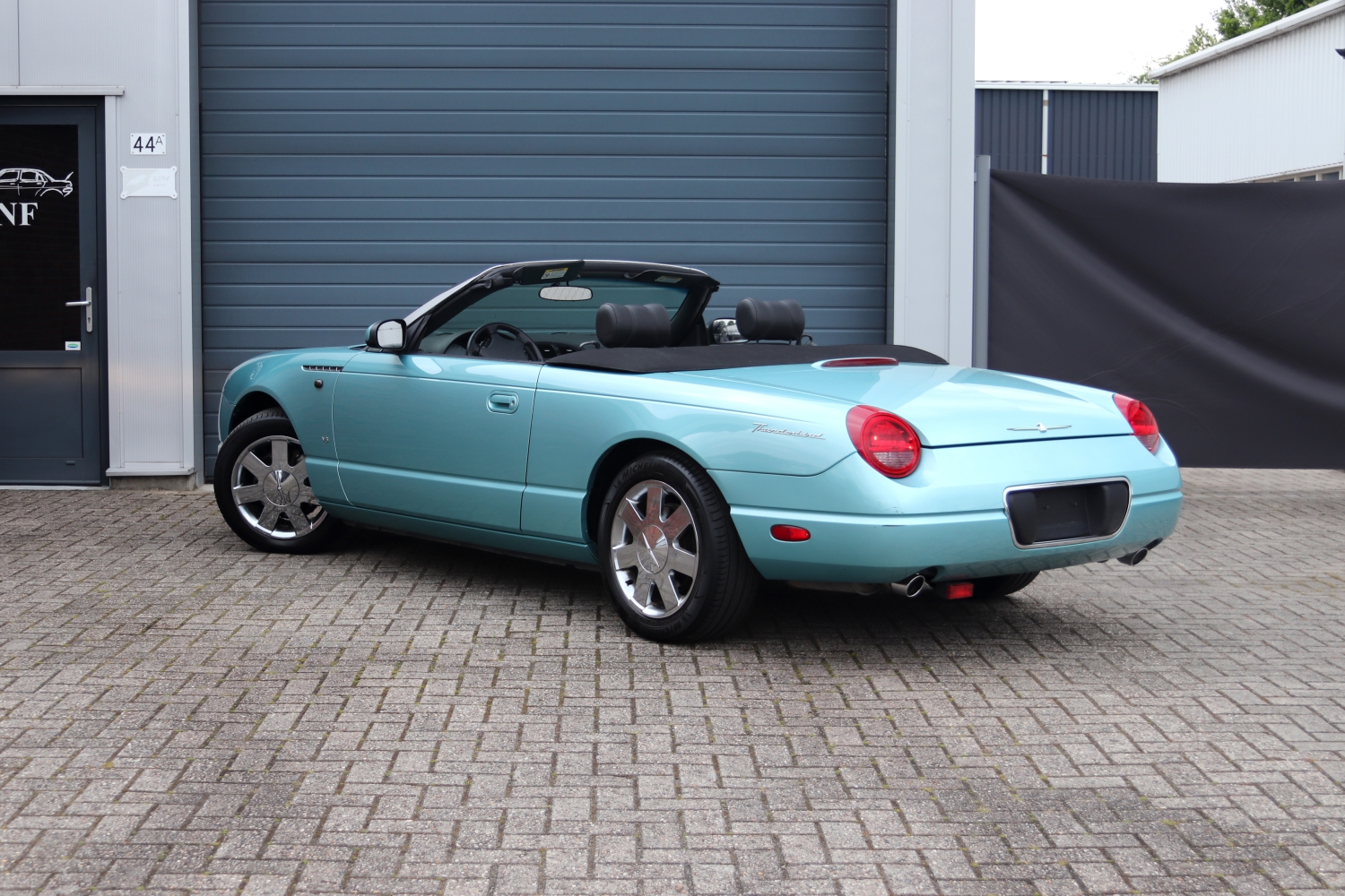 Ford-Thunderbird-2002-05NNH3-072.JPG