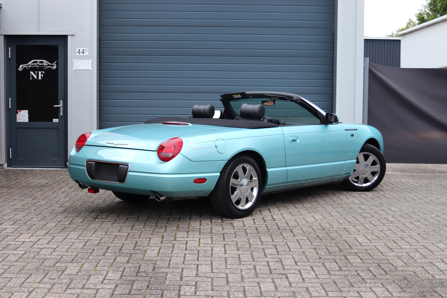 Ford-Thunderbird-2002-05NNH3-074.JPG