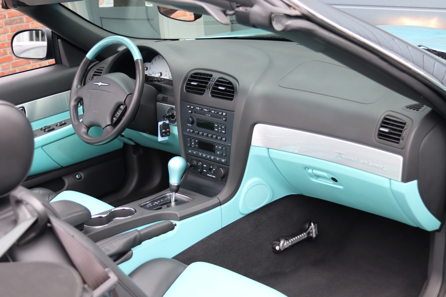 Ford-Thunderbird-2002-05NNH3-082.JPG
