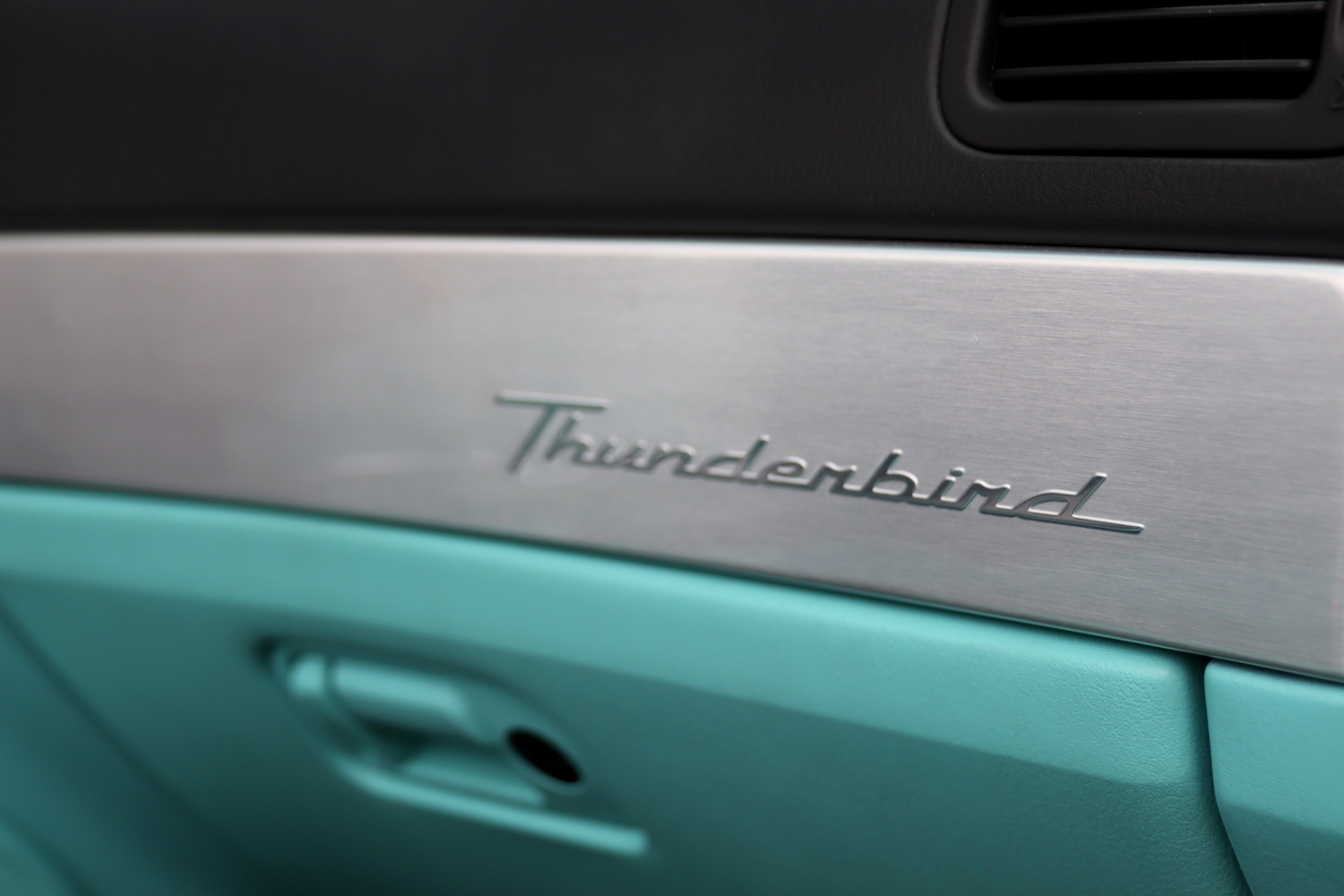 Ford-Thunderbird-2002-05NNH3-094.JPG