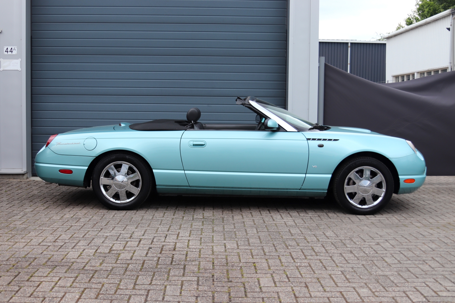Ford-Thunderbird-2002-05NNH3-128.JPG