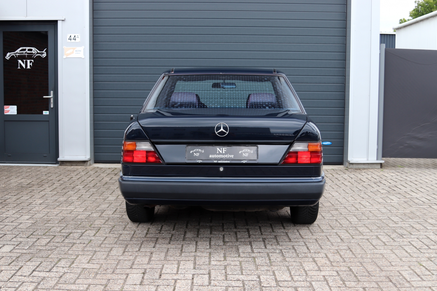Mercedes-Benz-200E-W124-1992-018.JPG