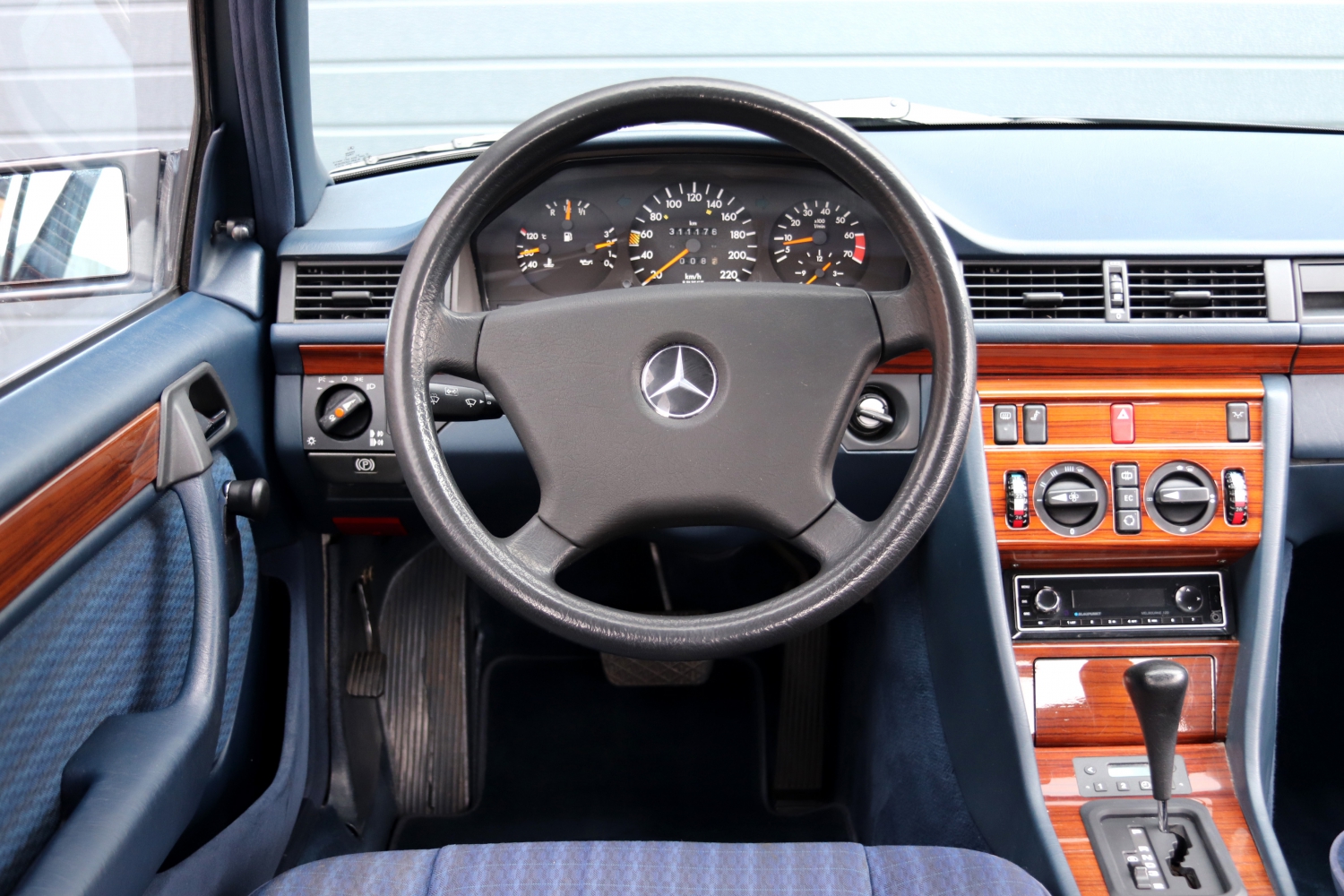 Mercedes-Benz-200E-W124-1992-020.JPG