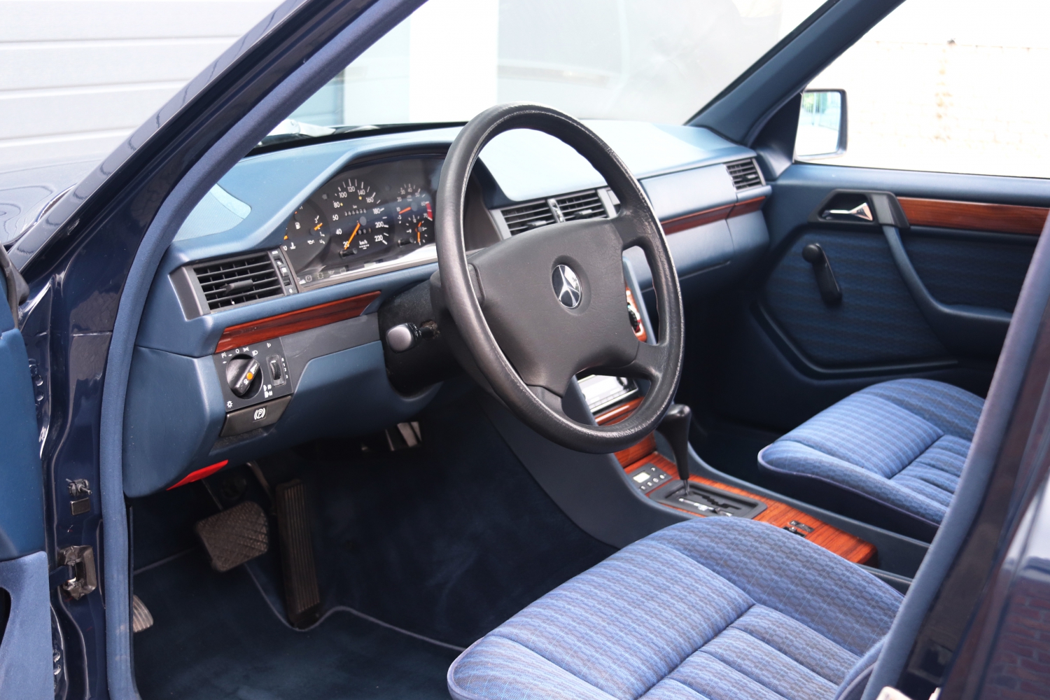 Mercedes-Benz-200E-W124-1992-021.JPG