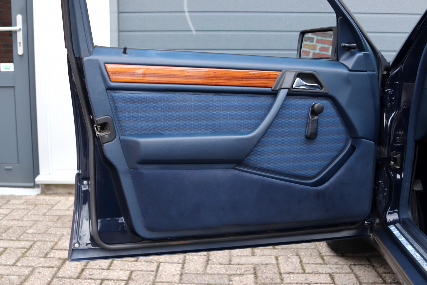 Mercedes-Benz-200E-W124-1992-060.JPG