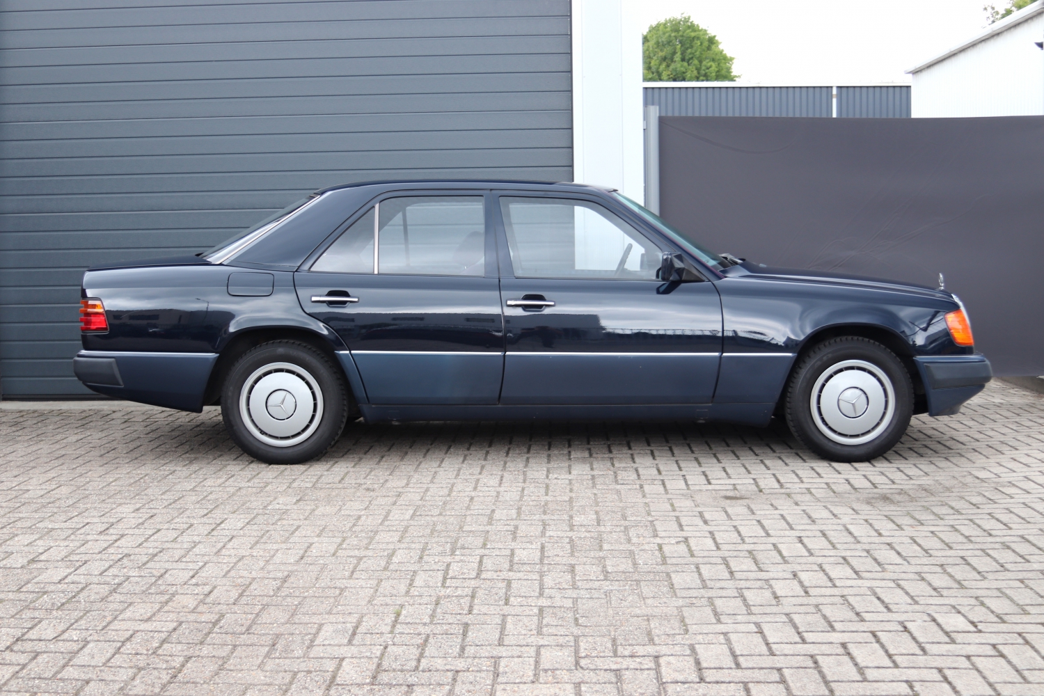 Mercedes-Benz-200E-W124-1992-092.JPG