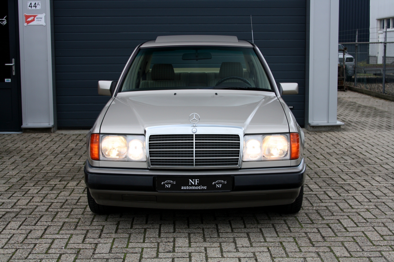 Mercedes-Benz-280E-W124-1992-003.JPG