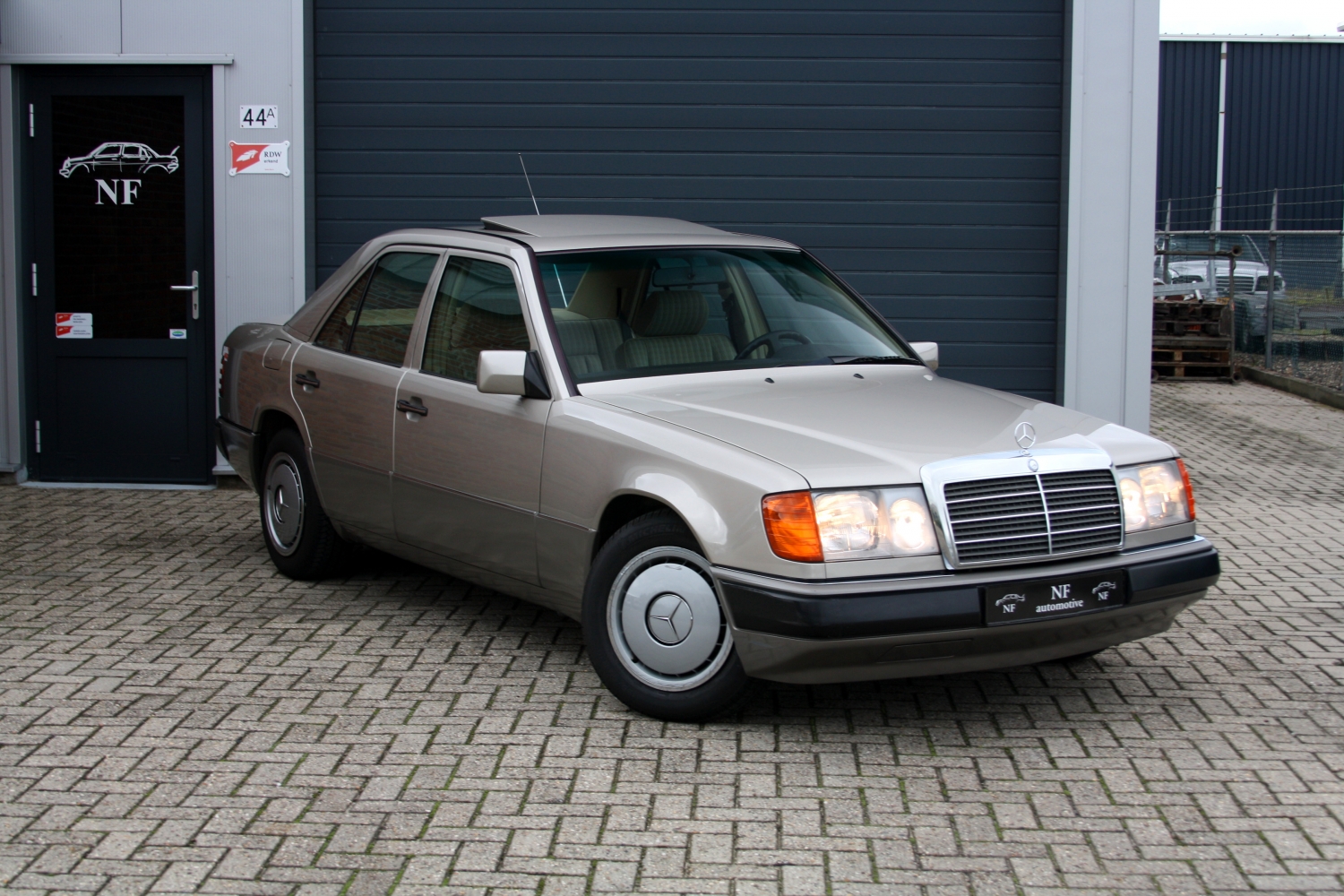 Mercedes-Benz-280E-W124-1992-011.JPG
