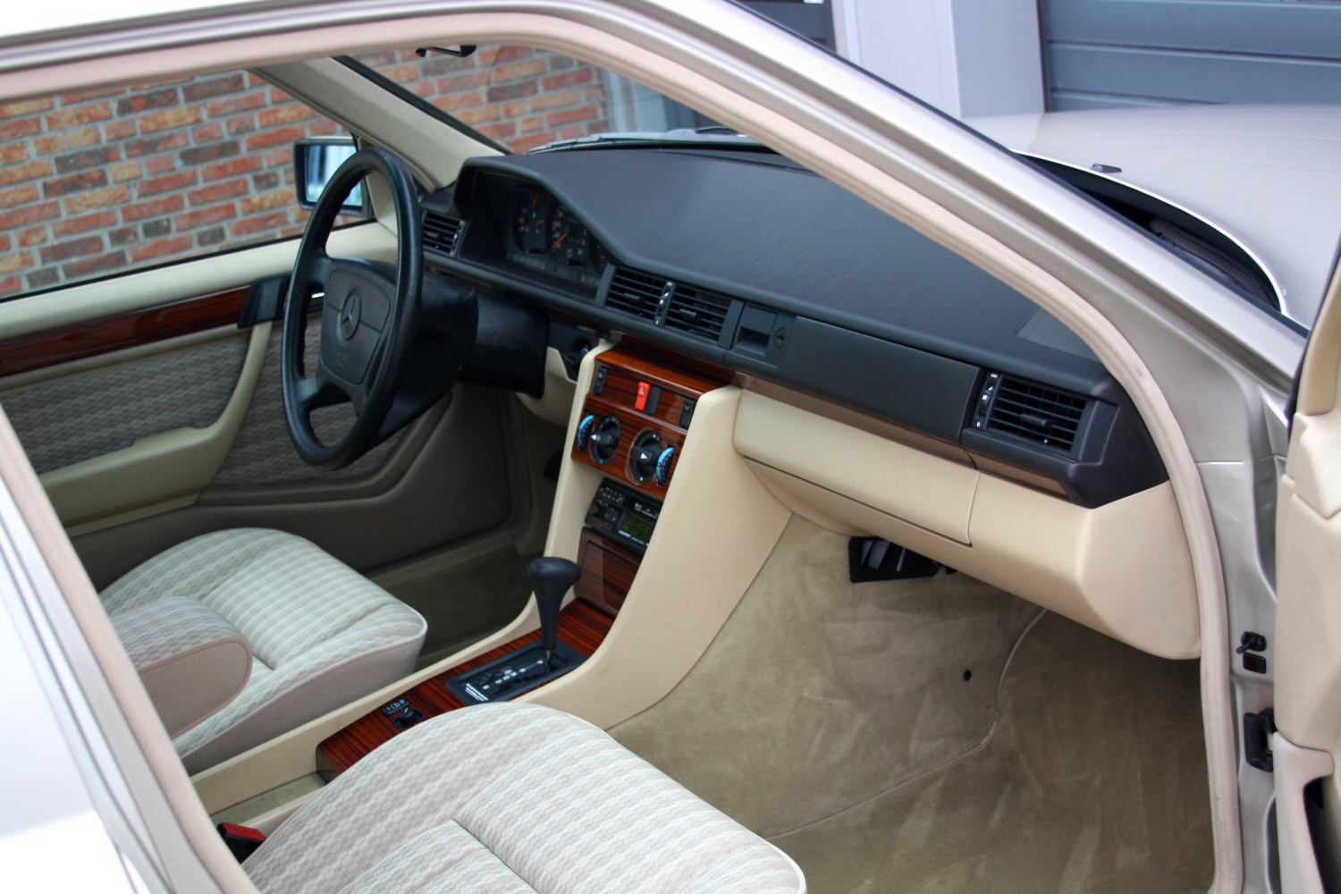 Mercedes-Benz-280E-W124-1992-030.JPG