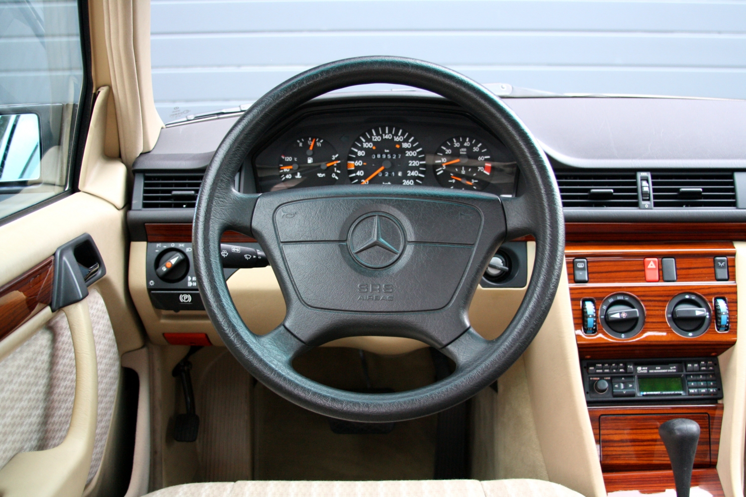 Mercedes-Benz-280E-W124-1992-052.JPG