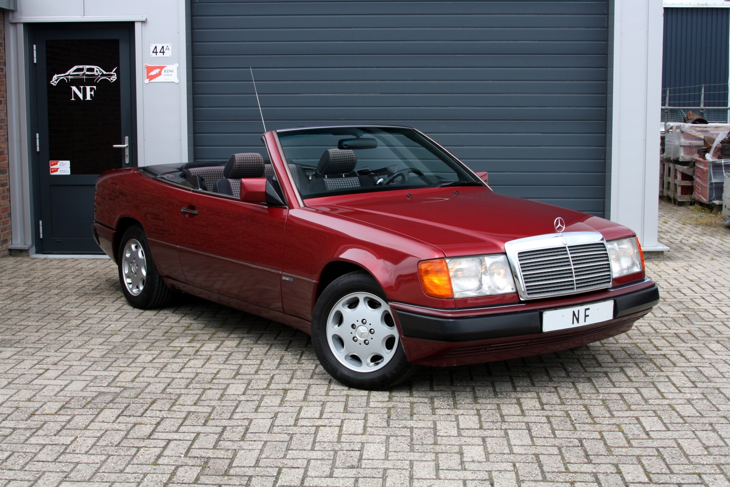 Mercedes-Benz-300CE-24v-Cabriolet-1992-017.JPG