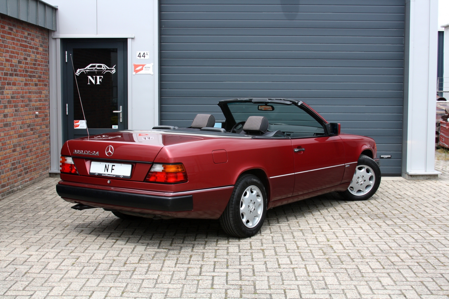 Mercedes-Benz-300CE-24v-Cabriolet-1992-024.JPG