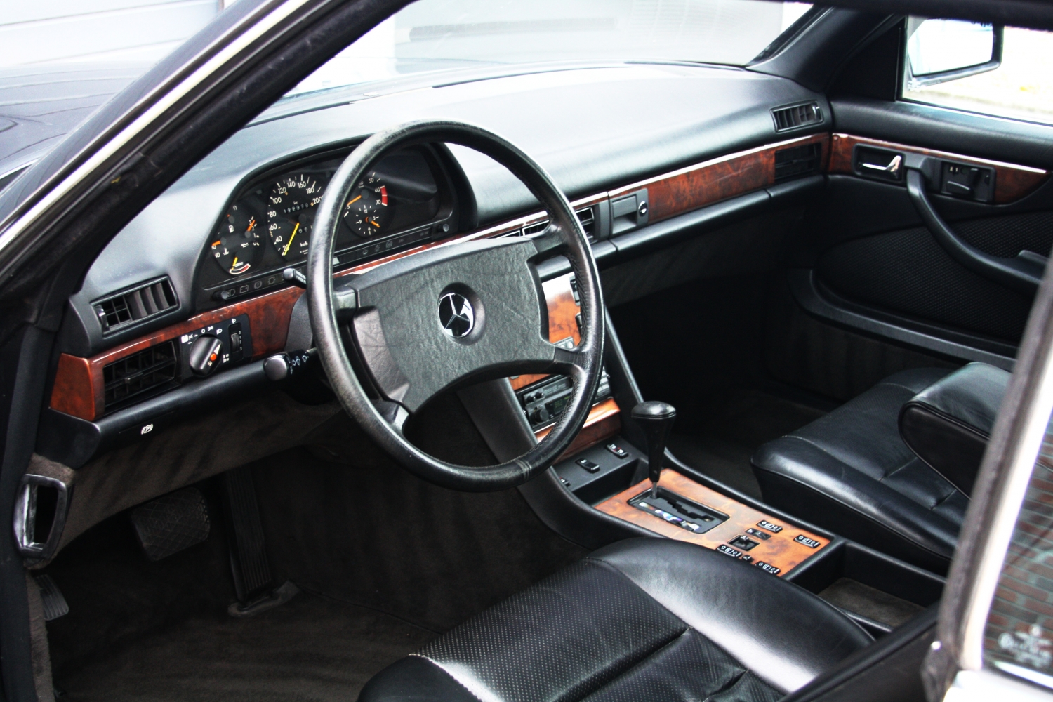 Mercedes-Benz-560SEC-C126-1987-058.JPG