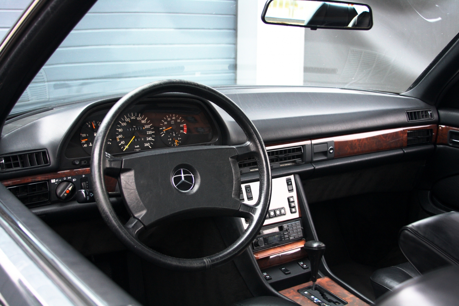 Mercedes-Benz-560SEC-C126-1987-088.JPG