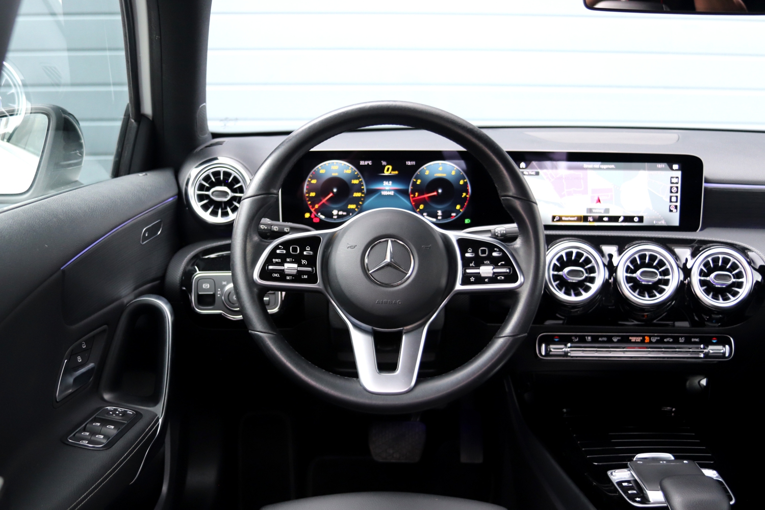 Mercedes-Benz-A180-W177-T615KJ-008.JPG