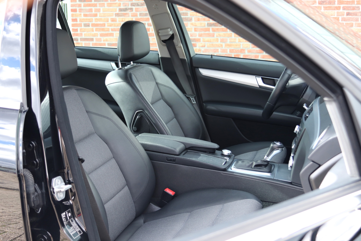 Mercedes-Benz-C180-W204-2012-77ZSF8-037.JPG