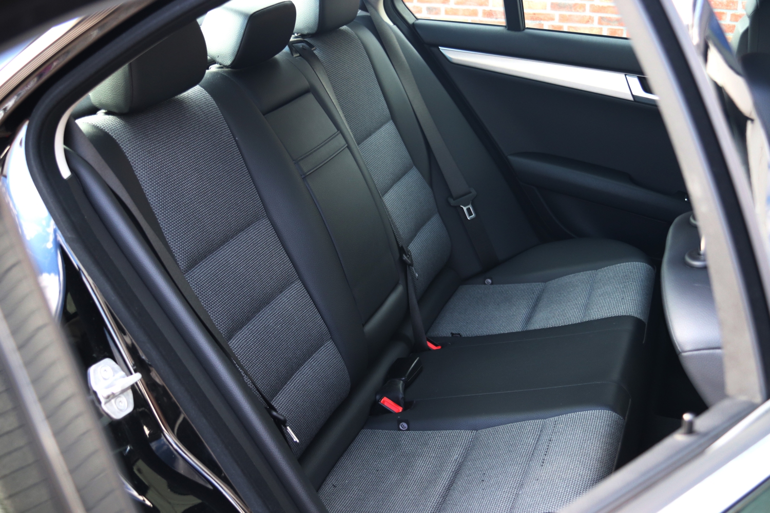 Mercedes-Benz-C180-W204-2012-77ZSF8-055.JPG