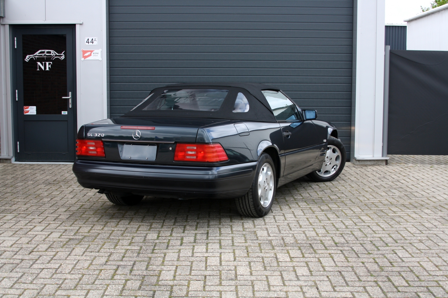 Mercedes-Benz-SL320-R129-1996-013.JPG