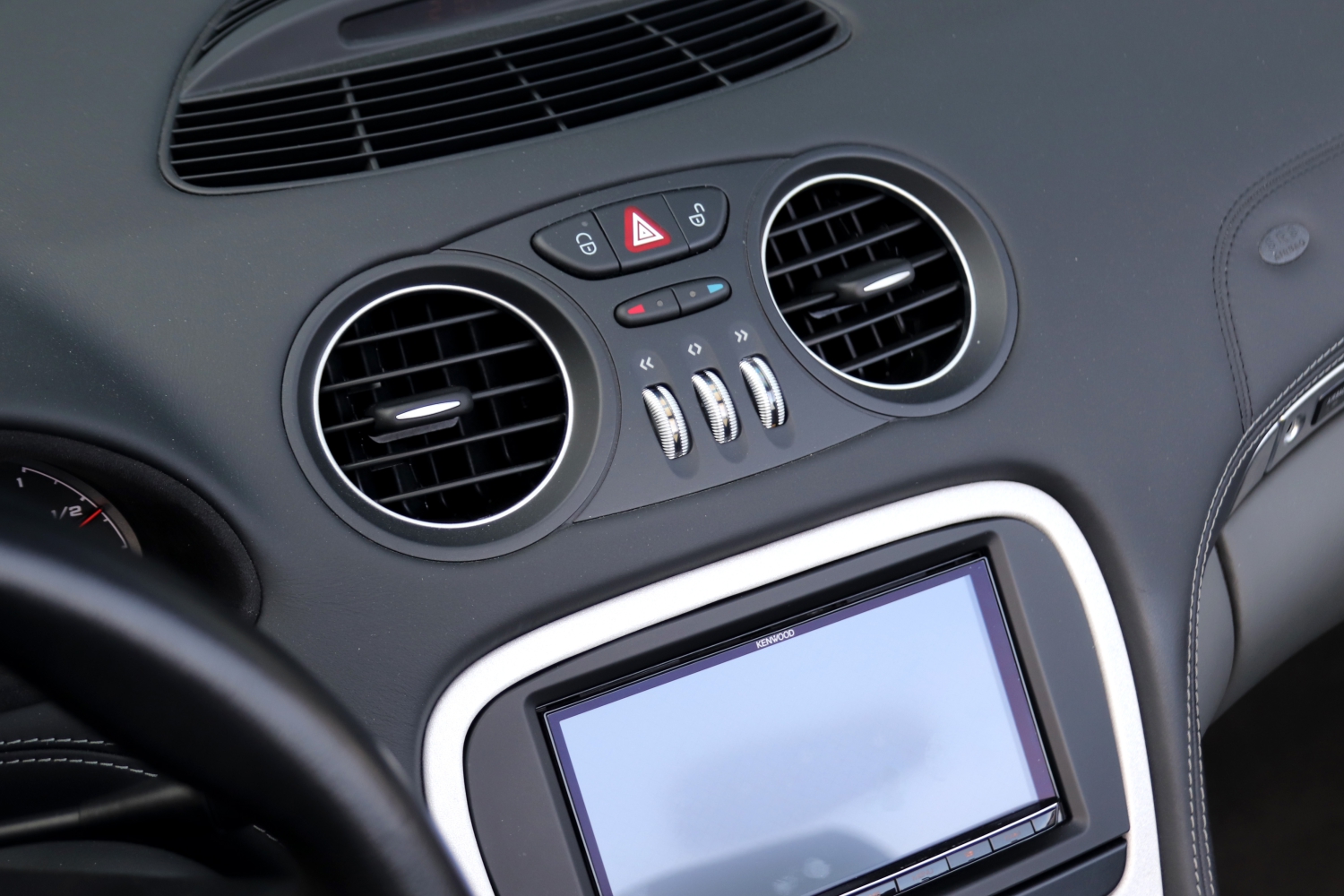 Mercedes-Benz-SL55-AMG-R230-2003-GP977Z-044.JPG