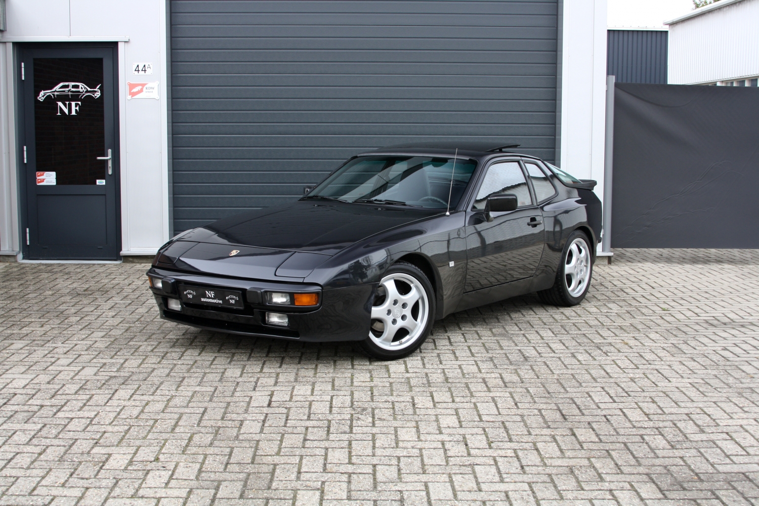 Porsche-944-1983-001.JPG