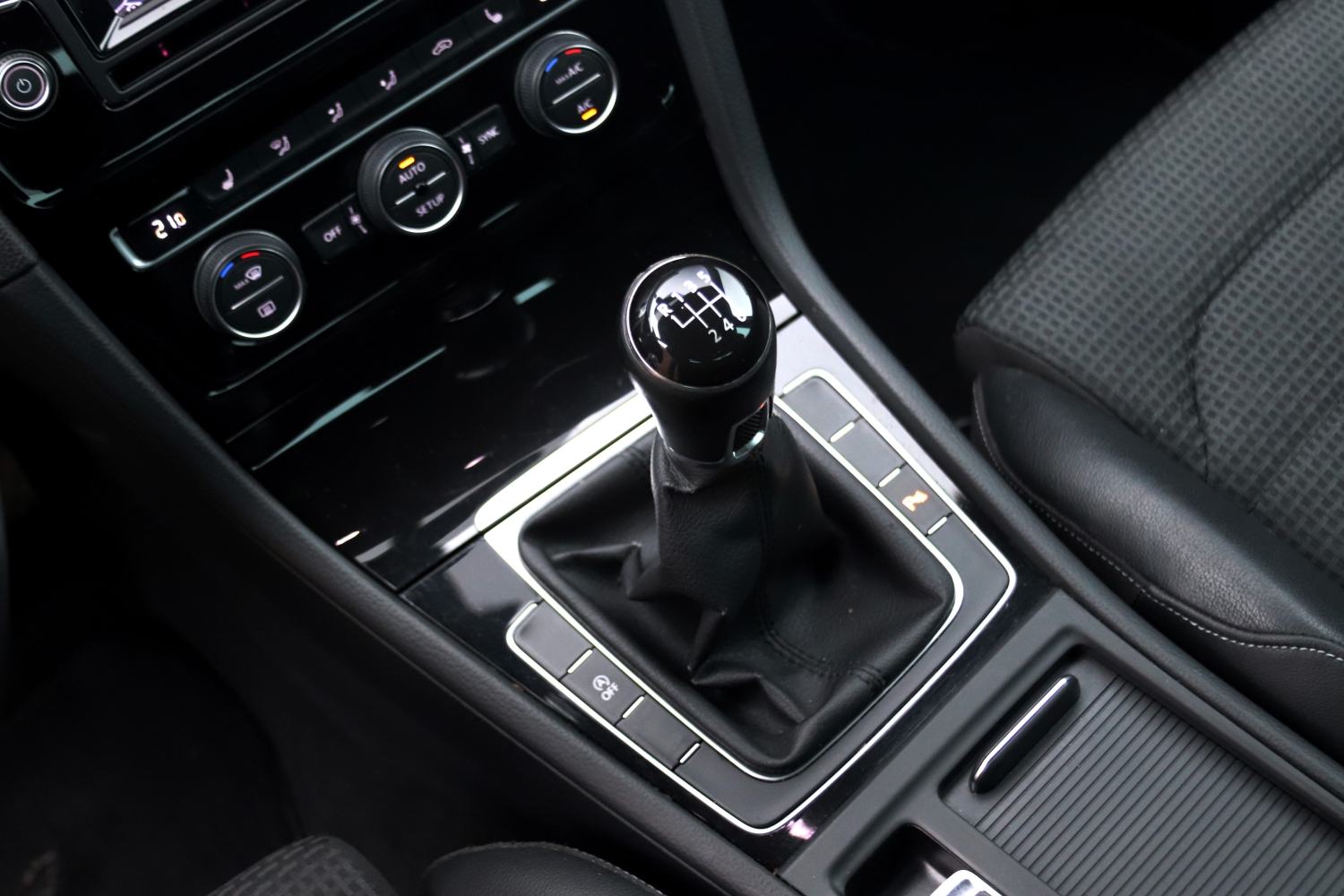 Volkswagen-Golf-VII-14TSI-2013-3SPD76-051.JPG