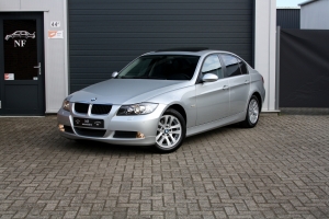 NF Automotive BMW-318i-Sedan-E90-2006-001.JPG