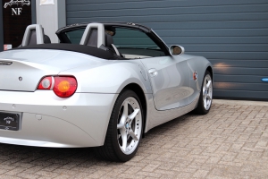 NF Automotive BMW-Z4-Roadster-E85-2004-G176BK-056.JPG