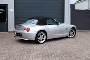 NF Automotive BMW-Z4-Roadster-E85-2004-G176BK-127.JPG