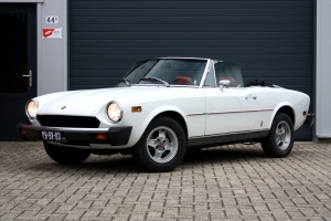 NF Automotive Fiat-124-Spider-058.JPG