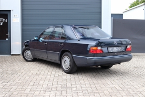 NF Automotive Mercedes-Benz-200E-W124-1992-010.JPG